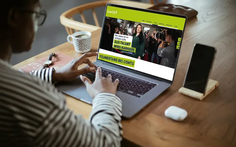 Laptop-ul prezintă site-ul ComTS cu campania de branding a angajatorului "De la talent la carieră" din cadrul programului Youngstars.