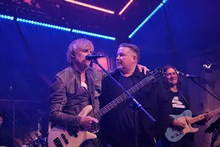 Mitglieder der Band „Reggatta de Blanc“ stehen gemeinsam mit einem TYPO3-Vertreter auf der Bühne der TYPO3 Award Gala 2025.