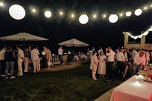 Gäste der White Night im Garten der Villa beim Markencamp 2025