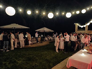 Gäste der White Night im Garten der Villa beim Markencamp 2025