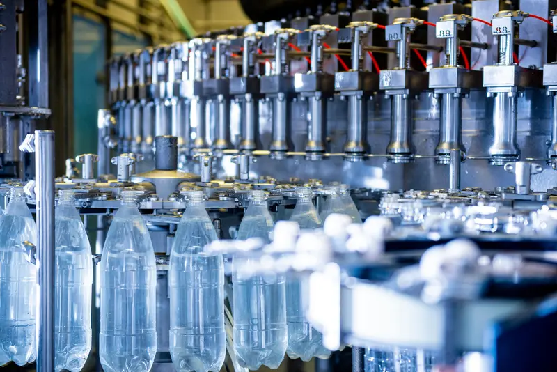 PET-Flaschen auf einer automatisierten Produktionslinie in einer Abfüll- und Verpackungsanlage der Kunststoffindustrie