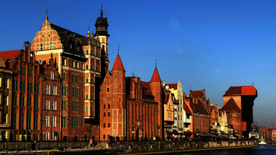 Gebäude am Flussufer in Danzig