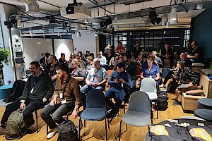 Teilnehmer des ersten TYPO3 Camp UK in London sitzen im Veranstaltungsraum von MSQ in Covent Garden und warten auf den nächsten Vortrag.
