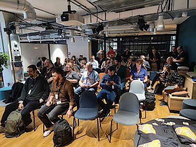 Teilnehmer des ersten TYPO3 Camp UK in London sitzen im Veranstaltungsraum von MSQ in Covent Garden und warten auf den nächsten Vortrag.