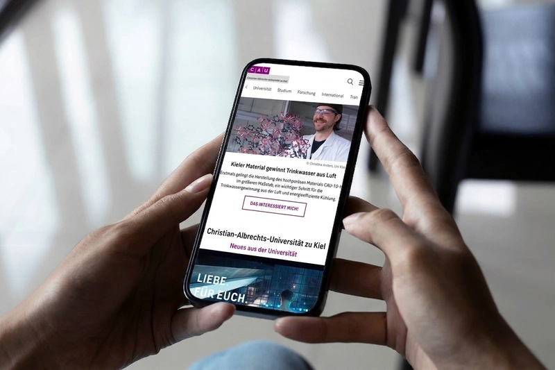 Responsive TYPO3-Plattform der Uni Kiel Der mobile Webauftritt der Uni Kiel auf einem Smartphone mit aktuellen Informationen aus Forschung und Universität.