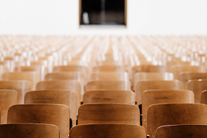 Ein leerer Hörsaal ohne Studenten