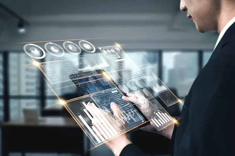 Eine Person analysiert interaktive digitale Dashboards mit Diagrammen und Kennzahlen auf einer transparenten Benutzeroberfläche als Symbol für datengetriebene Digital Experience.