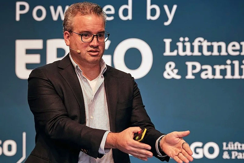 Joost de Valk talks about GEO & SEO at T3CON25 Joost de Valk während seines Vortrags auf der T3CON25 über SEO, semantische Verlinkung und Generative Engine Optimization.