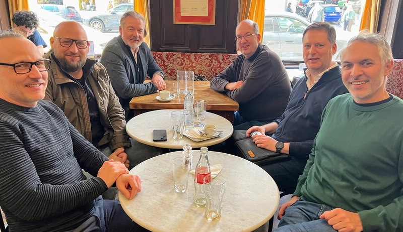 Kaffeehauskultur trifft TYPO3 – Auftakt in Wien mit dem +Pluswerk Team +Pluswerk Team bei der traditionellen Kaffeehaustour in Wien zum Start des TYPO3Camp