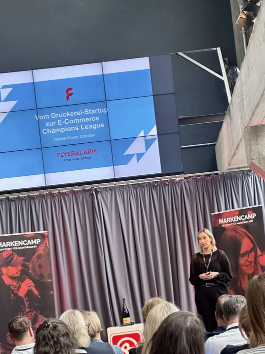 Vortrag von Simone Nierhaus: Von der Druckerei zum E-Commerce-Champion Simone Nierhaus von Flyeralarm beim Vortrag über digitale Markenentwicklung