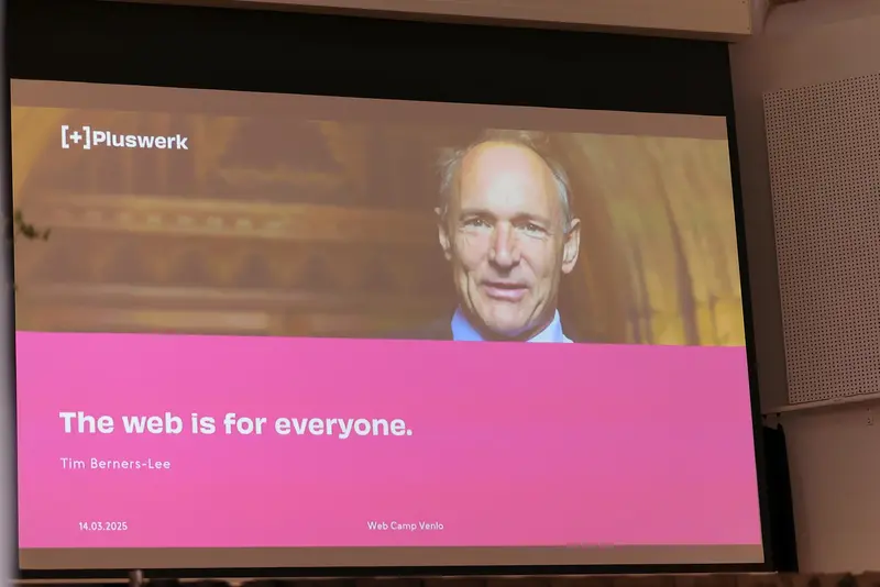Keynote-Folie mit Zitat ‚The web is for everyone‘ beim Web Camp Venlo Präsentationsfolie beim Web Camp Venlo mit Zitat von Tim Berners-Lee ‚The web is for everyone‘ auf einer Leinwand.