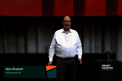 Jens Krumm, CEO der +Pluswerk AG, spricht auf der Bühne der Smart Country Convention 2025 über erfolgreiche digitale Ausschreibungen.