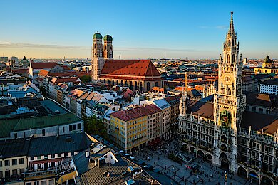 Munchen Marienplatz cu noua primărie și Frauenkirche în fundal