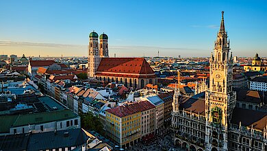 Munchen Marienplatz cu noua primărie și Frauenkirche în fundal