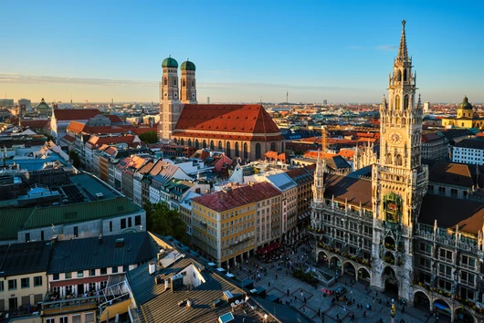 Stadtsilhouette München München Marienplatz mit neuem Rathaus und Frauenkirche im Hintergrund