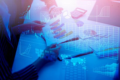 Analyse und Steuerung integrierter Produktdaten Digitale Diagramme und Datenvisualisierungen über einer Besprechungssituation mit Laptop und Tablet, die Analyse, Transparenz und vernetzte Produktinformationen darstellen