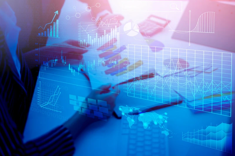 Analyse und Steuerung integrierter Produktdaten Digitale Diagramme und Datenvisualisierungen über einer Besprechungssituation mit Laptop und Tablet, die Analyse, Transparenz und vernetzte Produktinformationen darstellen
