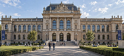 Historisches europäisches Hochschulgebäude mit Studierenden auf dem Campus