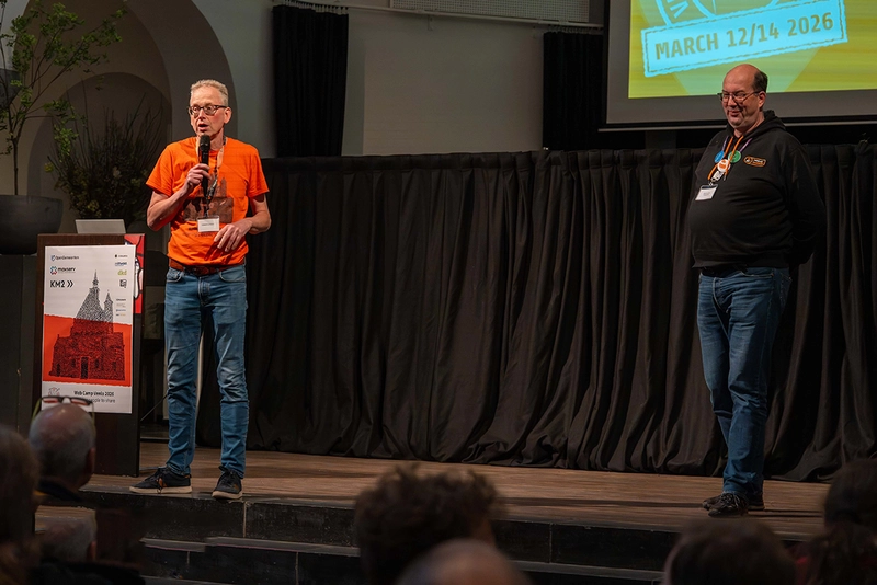 Edward Lenssen und Jens Krumm beim Web Camp Venlo 2026 in der Eventlocation Domani Zwei Sprecher auf der Bühne beim Web Camp Venlo 2026 in der Location Domani präsentieren vor Publikum eine Session.