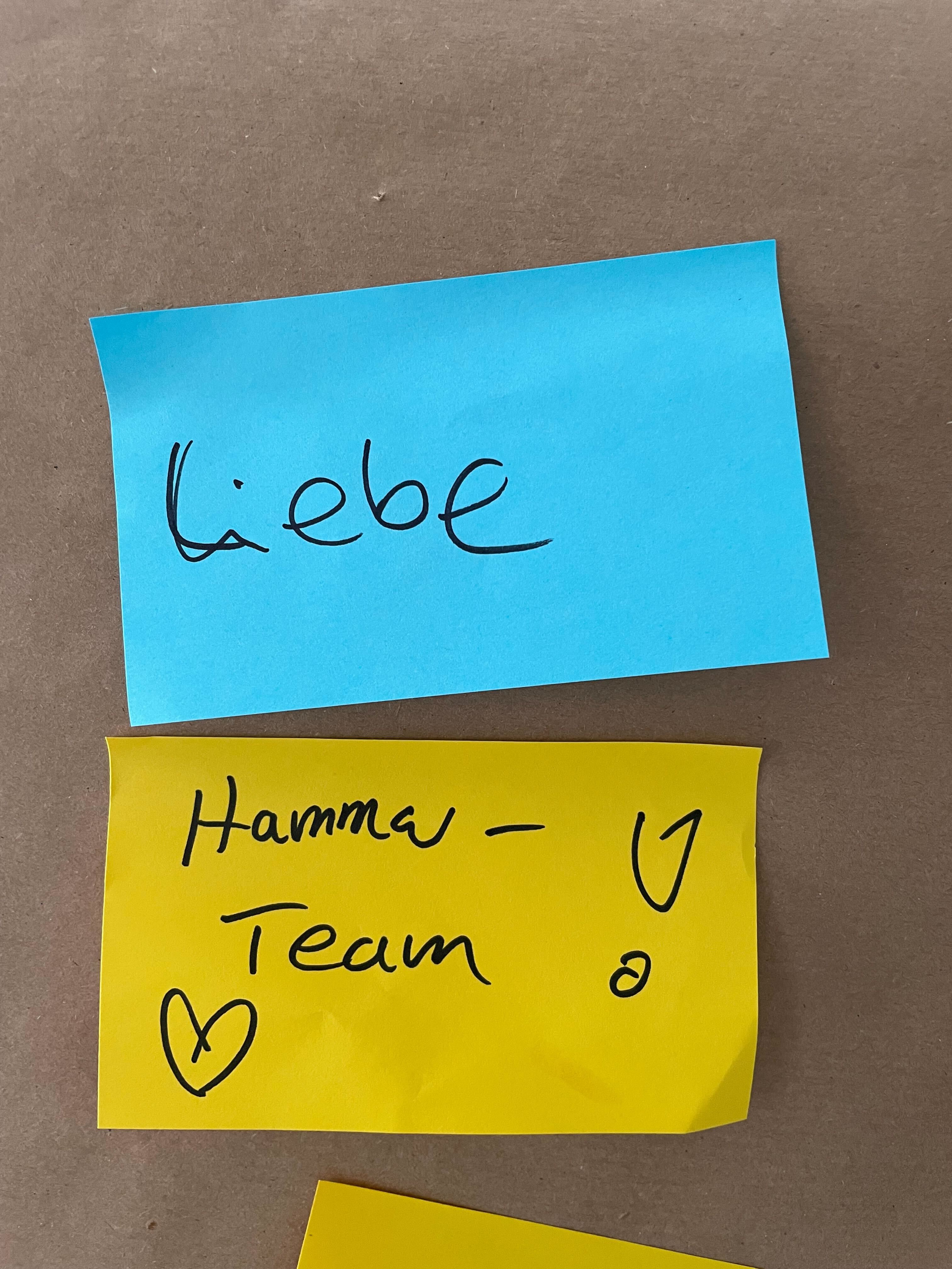 Pluscamp 2023 - PostIts "Liebe" und "Hammerteam"