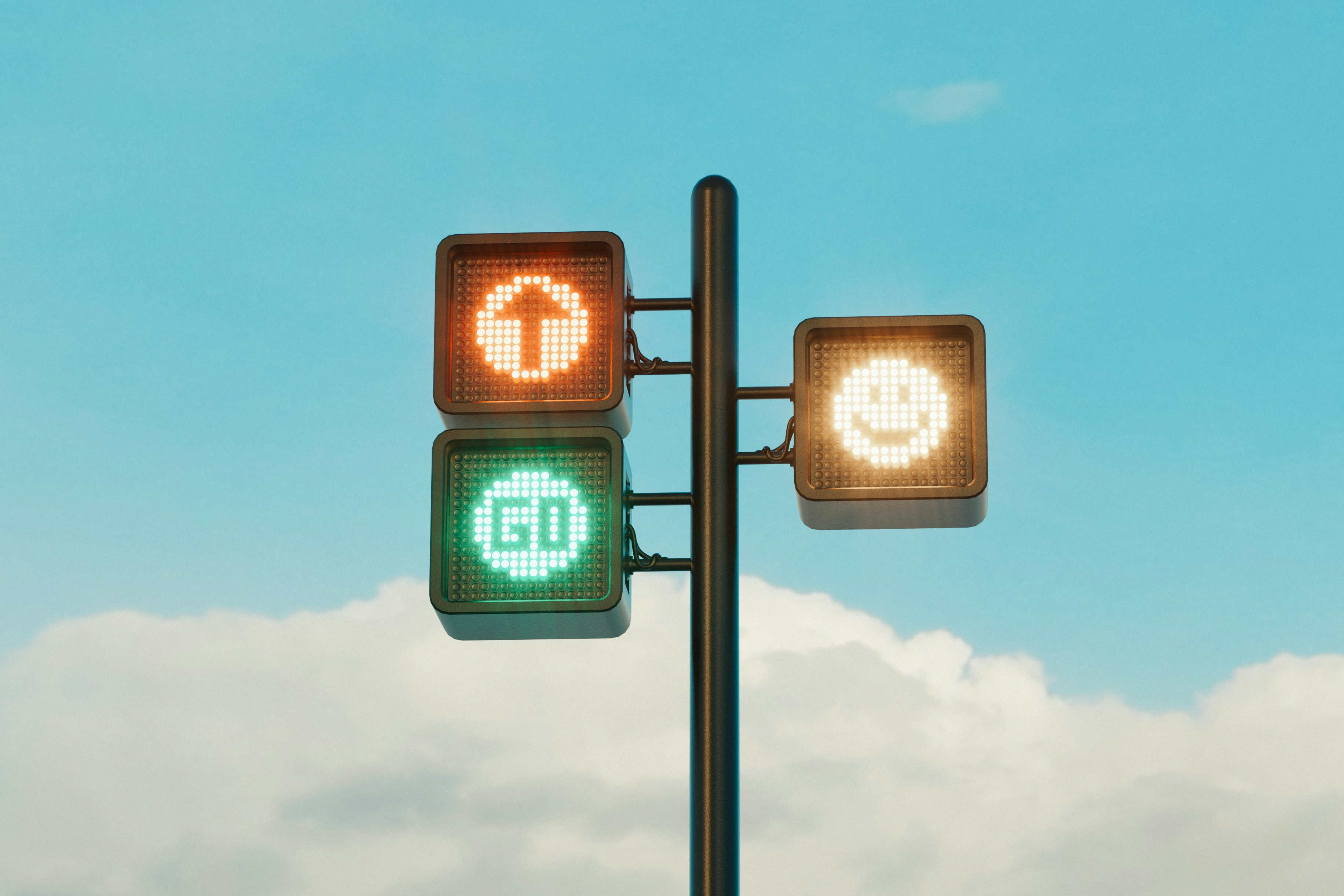 Moderne Ampelinstallation mit Pfeil-, Go- und Smiley-Symbolen vor blauem Himmel, die einen klaren, reibungslosen Weg symbolisieren.